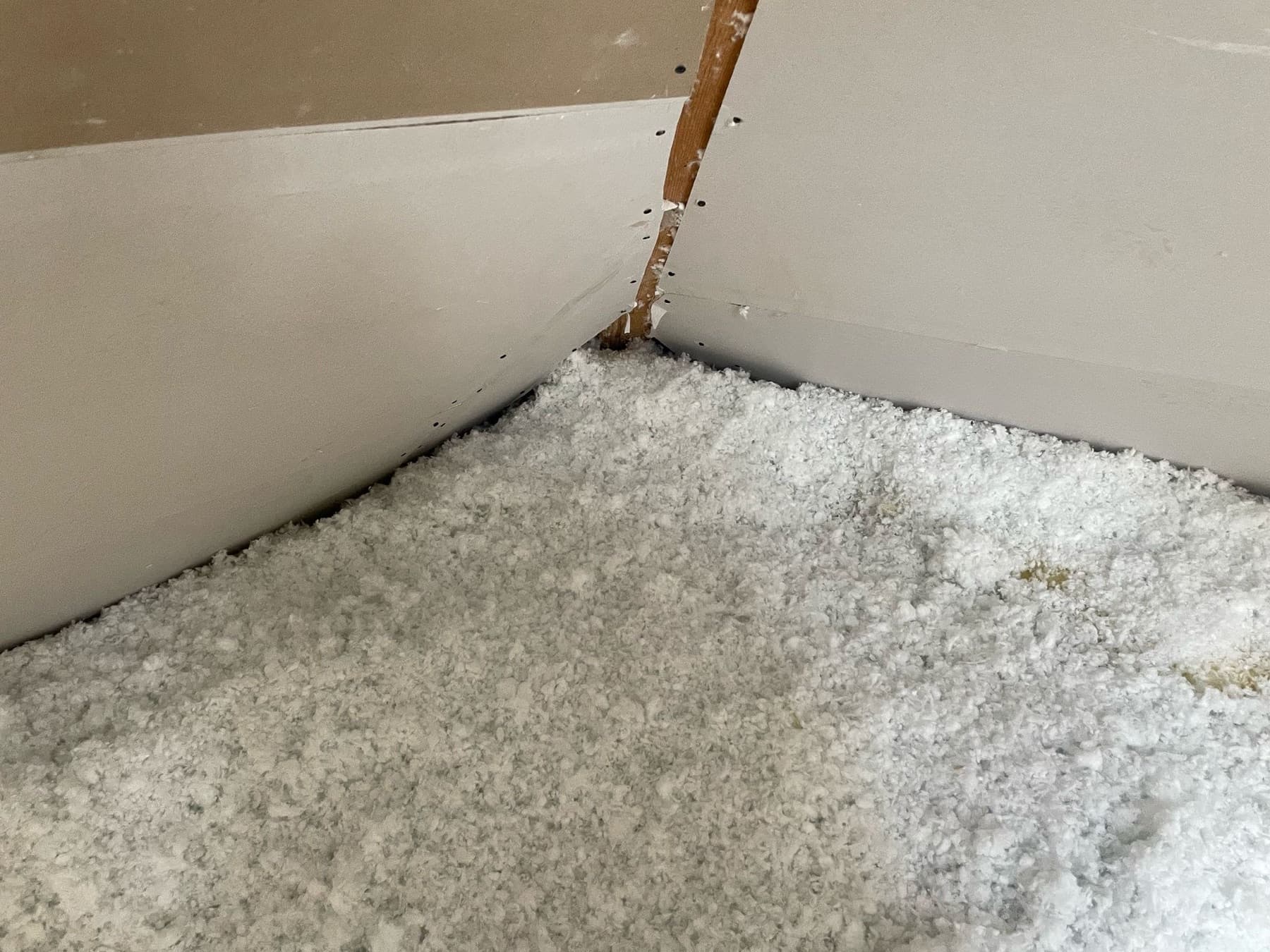 Hotová souvislá vrstva minerální foukané izolace na půdě