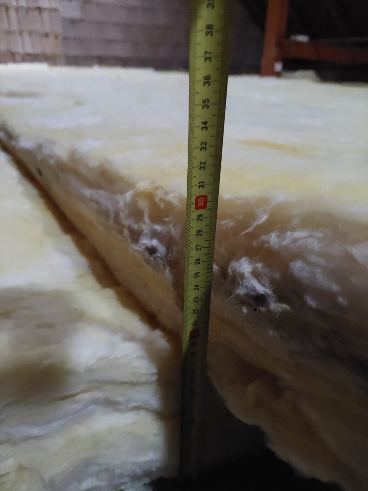 Kontrola tloušťky volně ložené minerální izolace na půdě