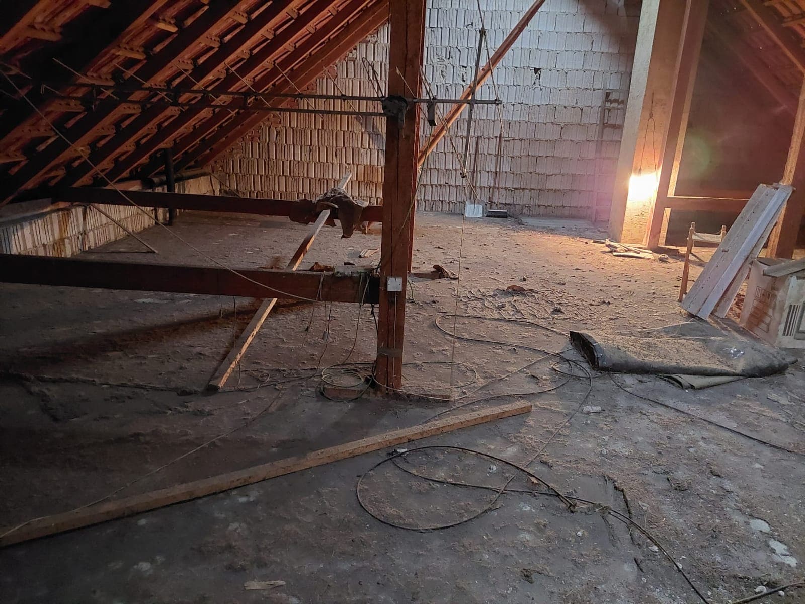 Půda připravená před pokládkou volně ložené minerální vaty