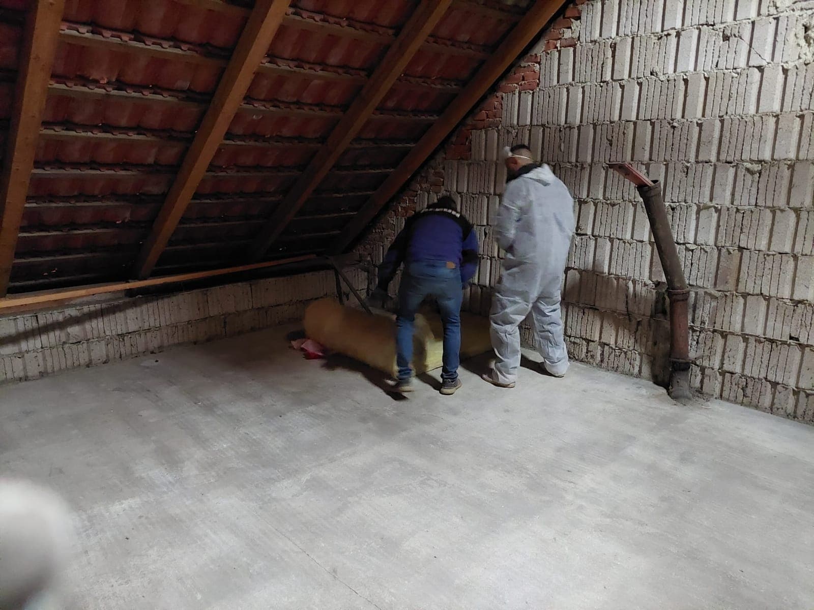 Ruční pokládka volně ložené minerální vaty na půdě