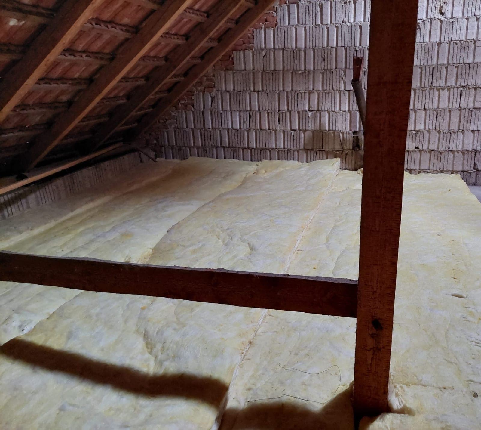Hotové zateplení půdy volně loženou minerální vatou